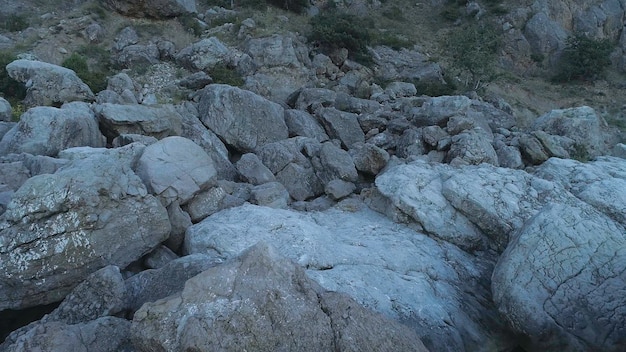 A costa da baía no mar branco vista de perto de grandes pedras brancas e cinzentas perto da montanha