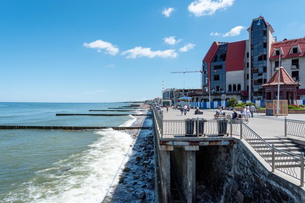 Foto a costa da cidade de zelenogradsk com vista para as casas de aterro e vista superior do cais