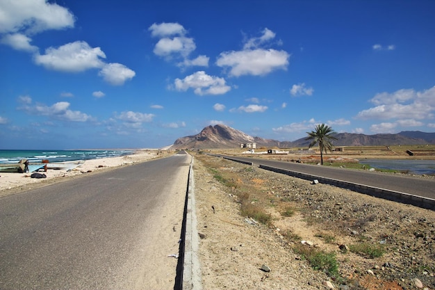 A costa da ilha Iémen de Socotra do Oceano Índico