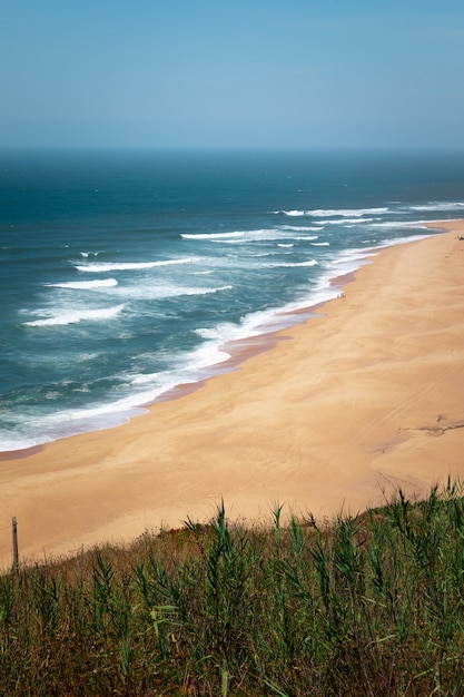 Foto a costa da nazar é uma das mais corajosas de todo o mundo com as maiores ondas de todo o mundo, portugal