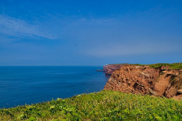 A costa de Heligoland, céu azul e mar azul do Norte