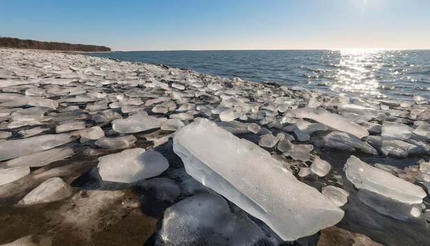 A costa de pedra do Mar Báltico na primavera com os restos de gelo à luz do sol