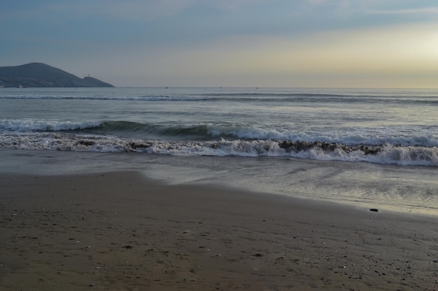 A costa de uma praia no Oceano Pacífico