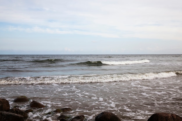 A costa do mar Báltico frio, o clima frio de verão no Mar Báltico com muitas ondas do vento forte