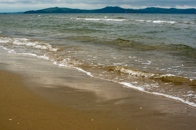 A costa do mar do Japão em tempo nublado.