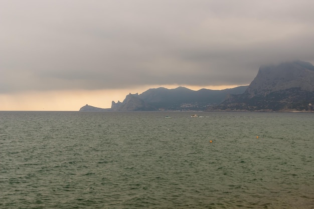 A costa do mar negro é coberta com uma nuvem distrito de sudak