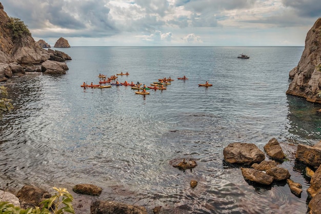 A costa do Mar Negro perto de Gurzuf Kayaks está entre as rochas