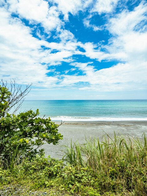 Foto a costa e o céu azul com nuvens brancas