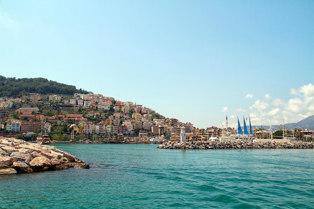 A costa mediterrânea de Alanyas e o castelo otomano na Turquia