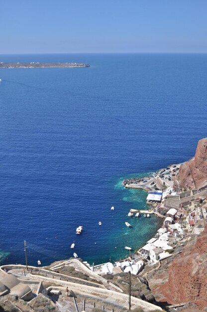 A costa rochosa da ilha no mar Egeu