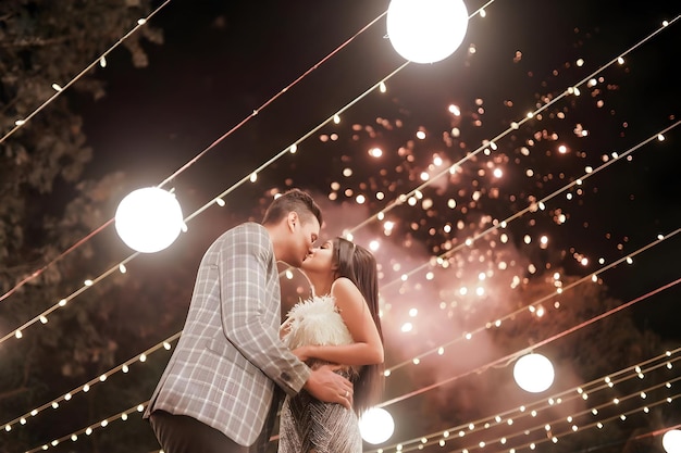 Foto a couple kissing in front of a backdrop of fireworks