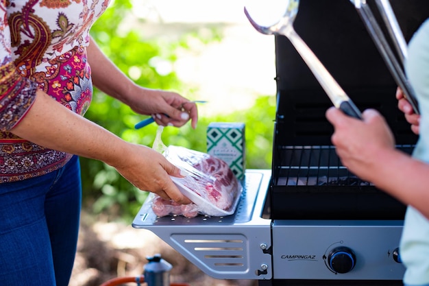 A cozinhar um churrasco.