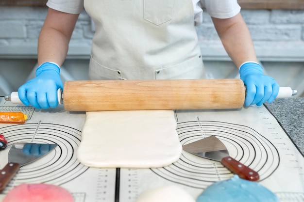 A cozinheira estende um grande pedaço de caramelo quente e pirulitos Doces Artesanais