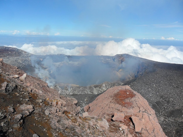 A cratera do vulcão ativo Slamet Mountain, Indonésia.