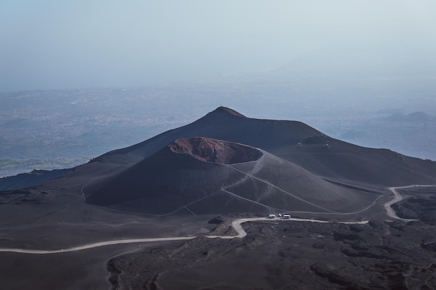 A cratera do vulcão Etna e sua paisagem.