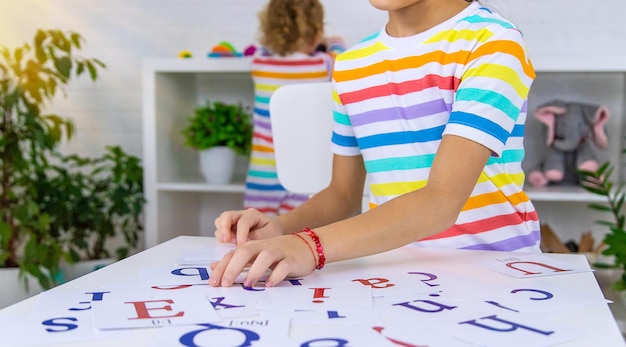 A criança aprende letras em inglês Foco seletivo