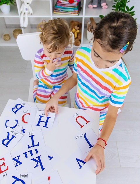 A criança aprende letras em inglês Foco seletivo