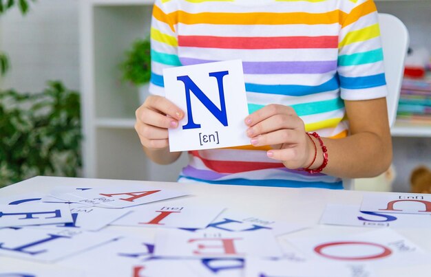 A criança aprende letras em inglês Foco seletivo