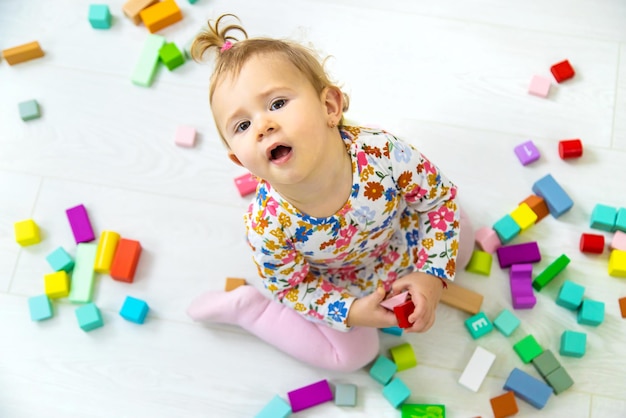 A criança brinca com brinquedos na sala. foco seletivo. bebê.