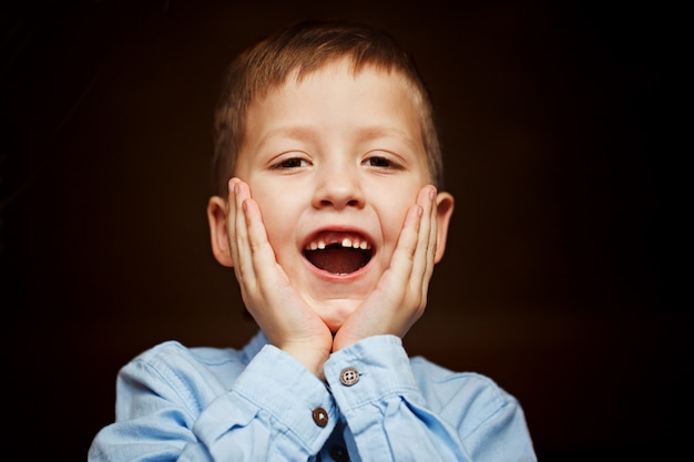 A criança caiu o primeiro dente de leite