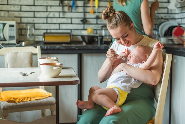 A criança chora e se recusa a comer mingau de leite