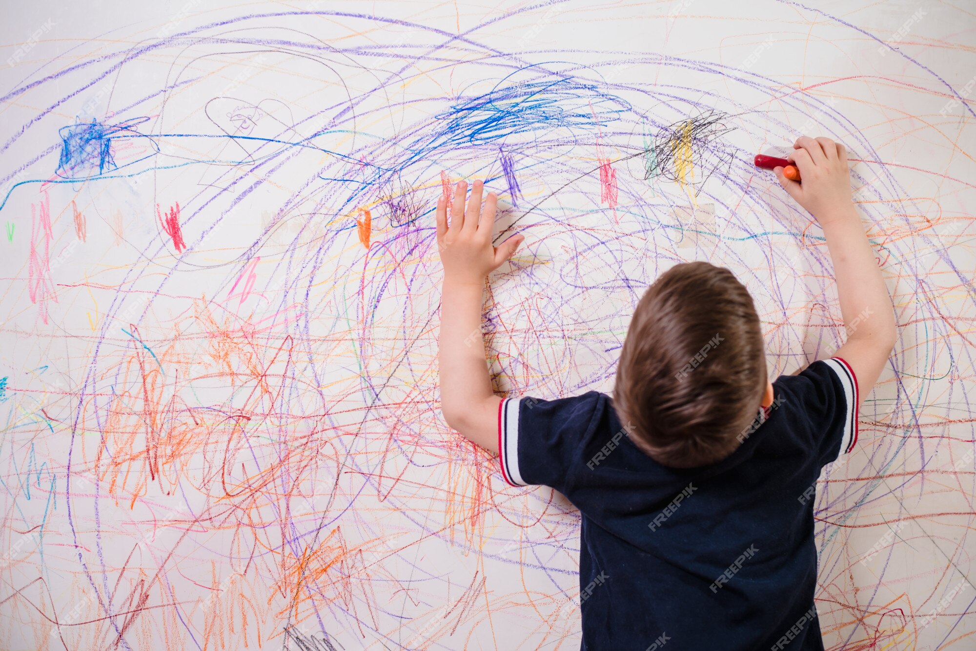 Menino E Menina Desenho Com Giz Casa Órfão Criança Sonho. Crianças