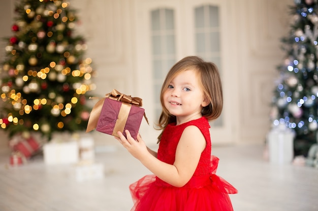 A criança está animada e pronta para comemorar o natal.