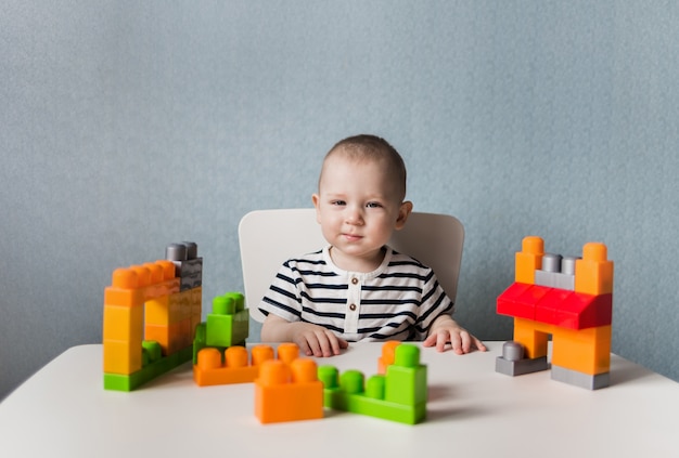 a criança está brincando com um construtor multicolorido