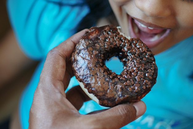 a criança está comendo um donut