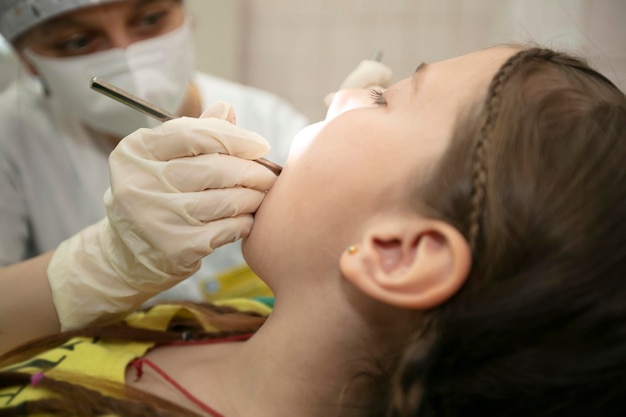 A criança está sendo tratada para os dentes no consultório odontológicoCriança no consultório do dentista