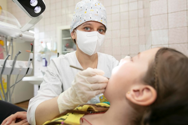 A criança está sendo tratada para os dentes no consultório odontológicoCriança no consultório do dentista