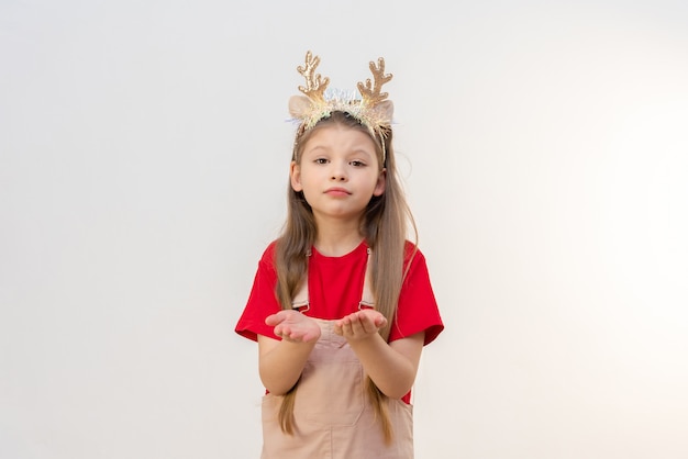 A criança pede um presente de Natal.