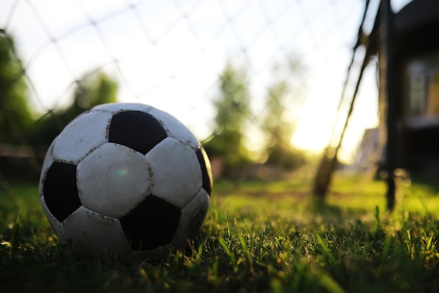 A criança pratica esportes no estádio O menino está treinando antes de jogar futebol