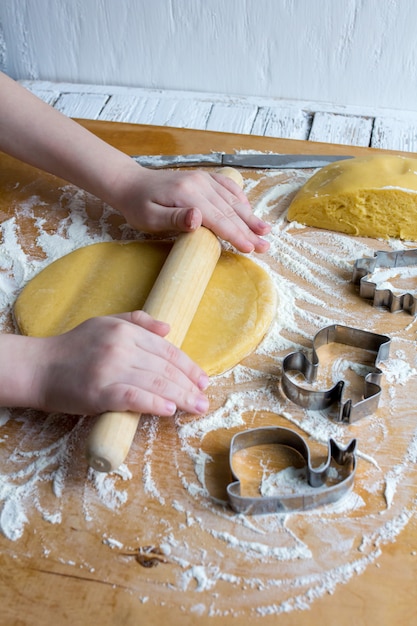 A criança prepara biscoitos caseiros