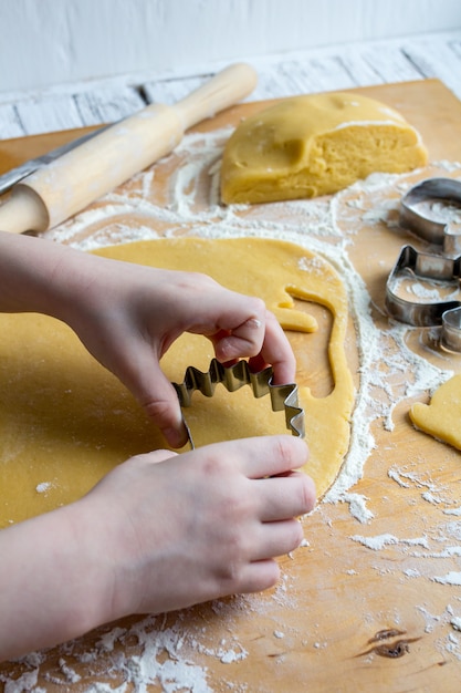 A criança prepara biscoitos caseiros