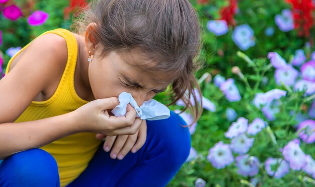 A criança tem alergia sazonal a flores. Foco seletivo.