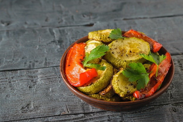 A criança tira as mãos da tigela de massa de salsicha em um formato incomum Prato vegetariano Alimentos vegetais naturais A vista de cima