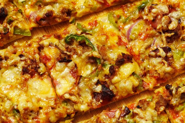 A crosta da pizza estilo St. Louis é muito fina e crocante. Não há levedura na massa.