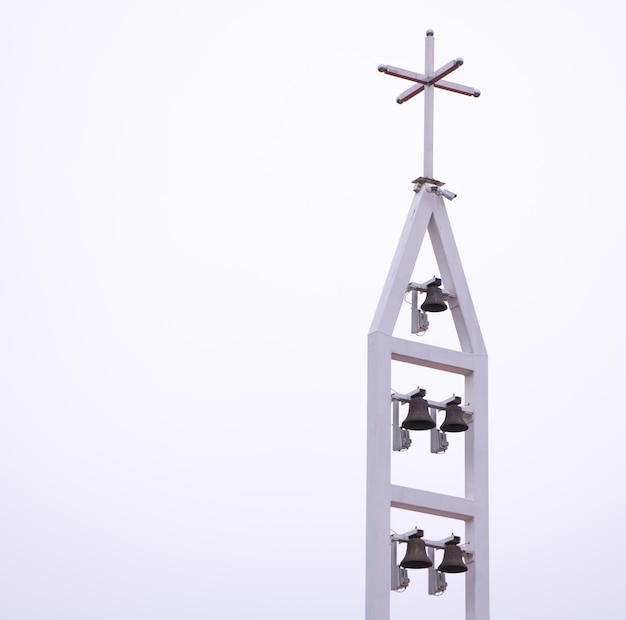 A cruz de uma igreja no céu