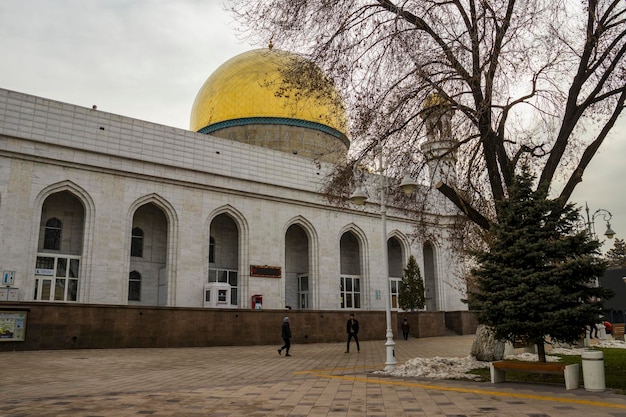 A cúpula da mesquita é amarela.