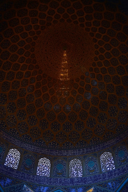 A cúpula da mesquita está iluminada à noite.