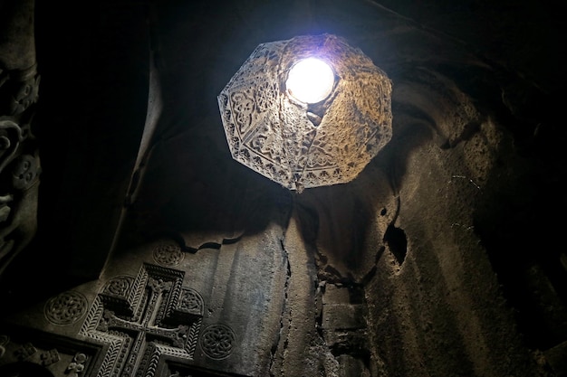 A cúpula dentro do complexo do mosteiro medieval da igreja de geghard, armênia