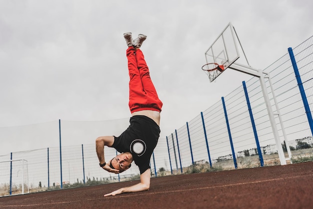 A dança do breakdance na rua, movimento acrobático