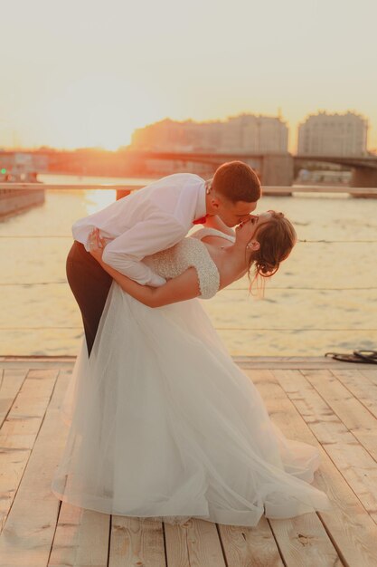 A dança dos noivos Artigo de casamento Um casal feliz Love Photos para produtos impressos