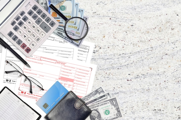 A declaração de salário e imposto W-2 do formulário do IRS encontra-se na mesa plana do escritório e pronta para ser preenchida