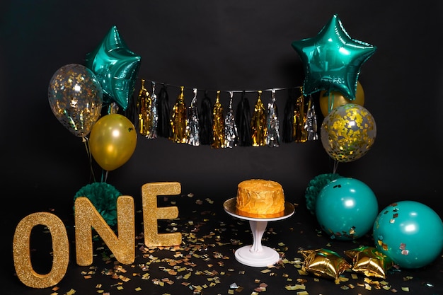 A decoração do aniversário com balões confete primeiro bolo de aniversário quebra bolo um ano