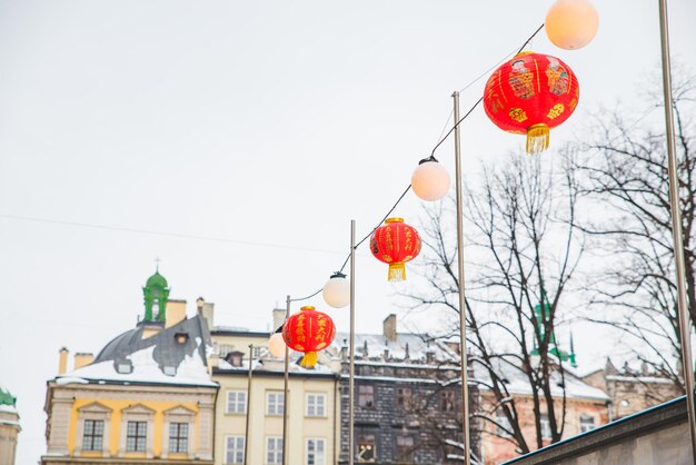 A decoração do ano novo chinês ilumina-se nas ruas da cidade europeia. conceito de férias