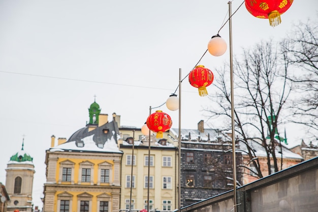 A decoração do ano novo chinês ilumina-se nas ruas da cidade europeia. conceito de férias