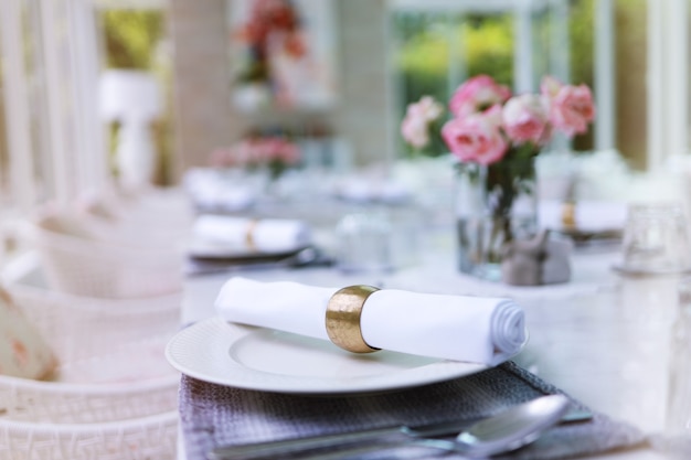 A decoração do casamento. Mesas preparadas para uma festa de evento ou recepção de casamento. jantar de mesa elegante e luxuoso em um restaurante. copos e pratos. salão para banquetes e casamentos.