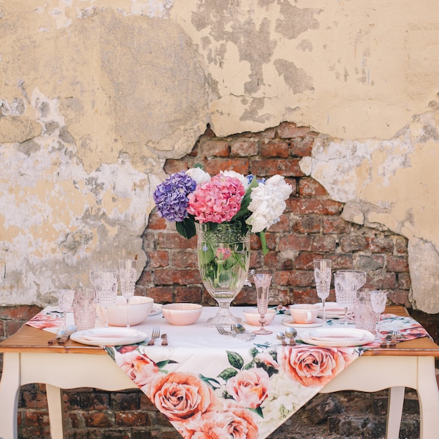 A decoração e mesa para uma refeição ou um feriado. Utensílios de mesa